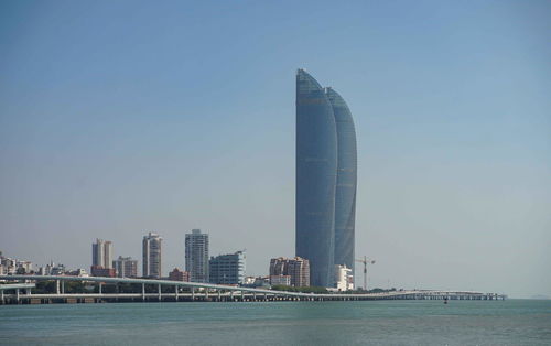 位于海邊的廈門雙塔,設計師說像風帆,市民卻覺得是兩把刀